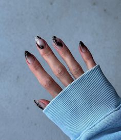 Posted by Zoe Scott: Today, we're diving into the mesmerizing world of black ombré nails—a sophisticated blend of edginess and elegance that's taking the beauty realm by s... Black Ombré Nails, Dark Grey Nails, Black Ombre Nails, Kylie Nails, Purple Ombre Nails, Blue Ombre Nails, Dark Nail, Grey Nail Designs, Latest Nail Designs