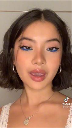 Blue Eyeliner Asian Eyes, Asian Blue Eye Makeup, Eyeliner Looks Color, Makeup Looks Pop Of Color, No Falsies Makeup Look, Easy Coachella Makeup, Pops Of Color Makeup, Blue Eye Makeup Asian, Colored Waterline Eyeliner Brown Eyes