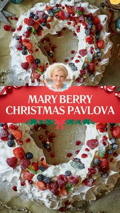 Mary Berry Christmas Pavlova Pavlova Wreath Recipe, Pavlova Christmas Wreath, Christmas Wreath Pavlova, Christmas Party Entrees, Christmas Pavlova Ideas, Mary Berry Pavlova, Dessert Wreath, Christmas Wreath Dessert, Wreath Pavlova