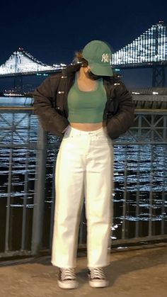 Cute Outfits With Jeans And Converse, Jean And Converse Outfits, White Pants Jean Jacket Outfit, White Jeans And Tank Top Outfit, White Jeans Outfit Streetwear, Outfit Ideas Jeans Aesthetic, Outfit Ideas For White Pants, Tank And Pants Outfit, Cap With Outfit