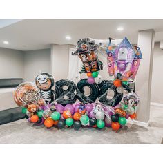 an inflatable balloon arch is decorated with balloons and decorations for the halloween themed party