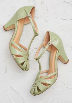 Mint Green Heels, 1940s Shoes, Spring Heels, Ankle Strap Chunky Heels, Glamour Vintage, Ideas Clothes, Heel Accessories, Green Heels, T Strap Heels