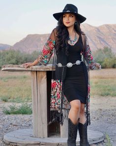 Party Outfit Western, Happy Monday New Week, Vaquera Outfit Mexican, Cowboy Outfits For Women, Monday New Week, Cowgirl Outfits For Women, Country Chic Outfits, Outfit Western