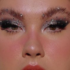 Black And Silver Make Up Looks, Silver Looks Makeup, Black And Silver Glitter Eyeshadow, Nye Silver Makeup, Pink Black Makeup Looks, Black Makeup Eyeshadow, Black And Glitter Makeup, Make Up Silver Eyes, Black Makeup Glitter