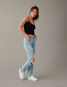 AE Strigid Ripped Mom Jean Ripped Straight Leg Jeans Outfits, Moms Jeans Outfit Ideas, Ripped Jeans Outfit Women, Aerie Jeans, Ripped Jeans Outfits, American Eagle Jeans Outfit, Nike Hoodie Outfit, American Eagle Jeans Ripped, Ripped Jeans Look