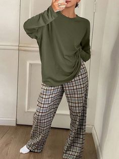 2pcs/Set Minimalist Solid Color Loose Long Sleeve T-Shirt And Plaid Straight Loose Pajama Pants Loungewear Set Army Green Casual-Woman  Long Sleeve Knitted Fabric,Woven Fabric Plaid  Non-Stretch,Slight Stretch All Women Sleep & Lounge, size features are:Bust: ,Length: ,Sleeve Length: Cute Pijamas, Grey Colour Suit, Fleece Tights, Dropped Shoulder Sweatshirt, Sleepwear Sets, Loungewear Set, Tight Leggings, Quilted Jacket, Long Sleeve Knit