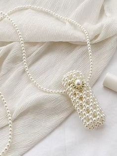 Detalles

 Presentamos nuestro minibolso de mano/bandolera Retro Pearl Essence, un accesorio atemporal que irradia elegancia y sofisticación.

 Disponible en varios colores y estilos, incluido blanquecino, degradado exquisito, color perla, flor pequeña hueca y más, este bolso seguramente realzará cualquier conjunto.

 Elaborado en un estilo retro europeo y americano, este bolso está fabricado con material de alta calidad, lo que garantiza durabilidad y longevidad.

 Su pequeña forma cuadrada añade un toque de encanto vintage, lo que lo convierte en un accesorio versátil para el uso diario.

 Con modernos adornos de cuentas, este bolso añade un toque de glamour a tu look.

 Ya sea que prefieras un estilo de mano o cruzado, este minibolso ofrece comodidad y estilo a partes iguales.

 Con su Elegant Handheld Phone Bag With Removable Pouch, Elegant Shoulder Phone Bag As Gift, Elegant Pearl Handle Crossbody Evening Bag, Elegant Crossbody Evening Bag With Pearl Handle, Elegant Clutch Phone Bag As Gift, Elegant Satchel Evening Bag With Pearl Handle, Elegant Evening Satchel Bag With Pearl Handle, Elegant Evening Satchel With Pearl Handle, Elegant Evening Phone Bag With Detachable Handle