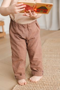 Mixed pants in 100% Oeko Tex certified cotton, elasticated waist. Thanks to the kit, learn to: - Put on a piece of clothing - Create elastic slides Interview: 30o machine To help you sew the pants, sewing video tutorials are available in the section https://filomene-ateliers.fr/content/10-tutos-couture. The kit contains: - The pre-cut fabric in 100% Oeko tex certified cotton - 1 spool of cotton thread in the color of the fabric - 1 elastic 60 cm x 2 cm - 1 explanatory booklet - 1 cotton pouch - Cotton Pants With Elastic Waistband For Playtime, Cotton Playtime Pants With Pockets, Cotton Pants With Pockets For Playtime, Cotton Relaxed Fit Bottoms For Playtime, Erasable Markers, Pants Sewing, Cotton Pouch, Seam Ripper, Fabric Labels