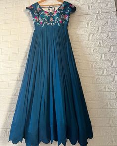 Frock Designs, Gown Party Wear, Long Gown Design, Casual Frocks, Dresses Traditional, Long Frock, Indian Dresses Traditional, Kurta Designs Women