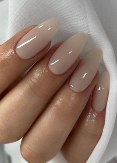 Свежие пастельные тона: весенний маникюр для всех Neutral Coloured Nails, Neutral Nail Art Designs Classy, Nude Engagement Nails, Nude Colours Nails, Barely There French Manicure, Nail Designs Neutral Colors, Neutral Colour Nails, Classy Fun Nails, Nude Colour Nails