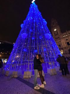 foto a beijar o namorado dia dos namorados natal Cute Couple Pics Christmas Lights, Christmas Lights With Boyfriend, Couple Christmas Light Pictures, Christmas Lights Instagram Pictures, Christmas Lights Couple Pictures, Christmas Pics With Boyfriend, Christmas Love Aesthetic, Christmas Boyfriend Goals