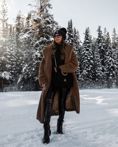 Max Mara Teddy Coat, Black Leggings Outfits, Fur Coat Outfits, Chanel Combat Boots, Leggings For Winter, Mia Mia Mine, Ski Outfits, Winter Date Night Outfits, Look Legging