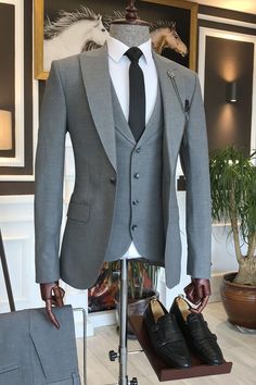 Allaboutsuit is your ultimate source for Osmond Trendy Dark Gray Peaked Lapel Slim Fit Formal Menswear. Our Gray Peaked Lapel wedding groom men's suits come in modern styles & colors with high quality and free shipping. Lapel Wedding, High Low Bridesmaid Dresses, Dark Gray Suit, Suits Prom, Girls Dress Shop, Formal Mens Fashion, Prom Suits, Cheap Bridesmaid Dresses, Black Sequin Dress