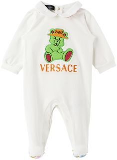 Stretch cotton jersey romper. · Peter Pan collar · Graphic pattern printed at inner collar and soles · Logo graphic appliqué at front · Press-stud fastening at back for easy dressing · Machine wash Supplier color: White Versace Size : child's height 0/3M: 22 / 56 cm 3/6M: 24.5 / 62 cm 6/9M: 27 / 68 cm 9/12M: 29 / 74 cm 12/18M: 31.5 / 80 cm 18/24M: 34 / 86 cm 2A: 36 / 92 cm 3A: 38.5 / 98 cm Louis Vuitton Baby Clothes Boys, Gucci Baby Nursery, White Teddy Bear, Easy Dressing, Home Products, Pan Collar, Graphic Patterns, Logo Graphic, Simple Dresses