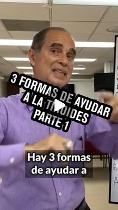 a man standing in front of a sign with words on it that say 3 formas de avuadar a la methode parte