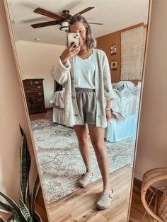 Fall Beach Outfits, New Mom Outfits, Sandals Outfits, Go Viral On Tiktok, Boho Mom, Wanna Recreate, Classy Clothes, Wardrobe Makeover, Fall Cardigan