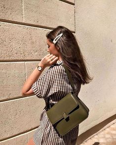 Mode Tips, Look Retro, Green Purse, Blazer Outfit, Fashion Blogger Style, Pearl Hair Clip, Elegante Casual, Looks Street Style, Mode Inspo