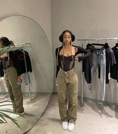 Melanin Outfits, Cargo Pants Outfit Aesthetic, Cargo Pants Women Outfit, Girls Cargo Pants, Concert Outfit Winter, Corset Top Outfit, Cargo Pants For Women, Cargo Outfit, Brown Cargo Pants