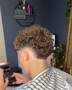 Burst Fade Mohawk Curly Hair, Mens Burst Fade, Burst Fade Haircut, Curly Hair Taper, Taper Fade Short Hair