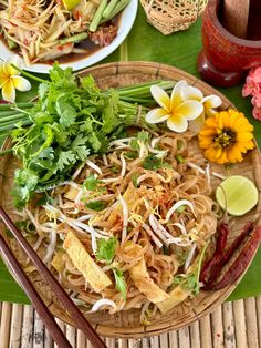 Thai Glass Noodles, Noodles With Egg, Easy Thai Recipes, Vegetarian Oyster Sauce, Easy Dinner Options, Prawn Recipes, Thai Dishes