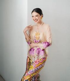 Payet Kebaya, Indonesian Clothing, Indonesia Traditional, Indonesian Heritage, Kebaya Brokat