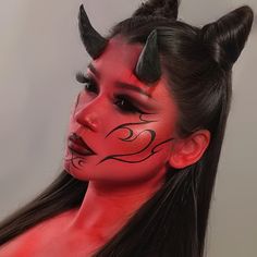 Girl Devil Makeup, Succubus Makeup Halloween, Devil Hairstyles, Halloween Makeup 2023, Demon Costume Halloween, Devil Girl Makeup, Diy Devil Horns