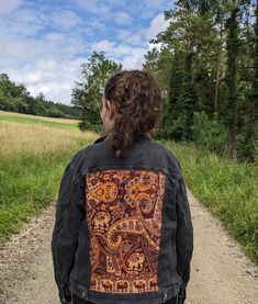 Upcycling denim jacket in black (stone washed jeans) with a special boho pattern on the back in beautiful colors. ⫸ The jacket is sustainable because it was bought second hand and reupholstered with individual fabric. Due to the design and handcrafting, each denim jacket has a unique style. Therefore each one is unique. ⫸ Dimensions: Shoulder width: approx. 46 cm Length: approx. 61 cm Sleeve length: approx. 64 cm ⫸ Material: The denim jacket is made of 98% cotton and 2% elastane. The jacket is i Stone Washed Jeans, Retro Jacket, Boho Jacket, Boho Patterns, Boho Vintage, Handmade Boho, Washed Jeans, Black Stone, Vintage Patterns