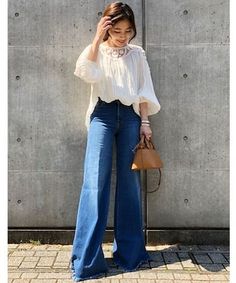 Pallazo Jeans Outfit, College Wear Outfits, Palazzo Jeans Outfit, Customized Jeans, Painted Pants, Wide Leg Outfit, Flare Jeans Outfit, Outfits Con Jeans