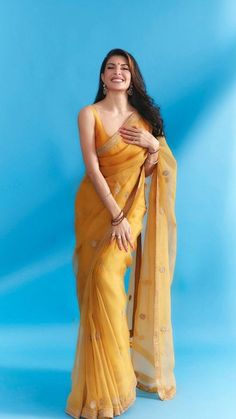 Jacqueline Fernandes, Haldi Outfits, Sarees For Girls, Simple Saree Designs, Indian Sari Dress, Fancy Sarees Party Wear, Casual Indian Fashion, Indian Saree Blouses Designs, Simple Sarees