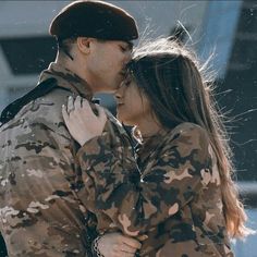 Army Couple Pictures, Military Aesthetic, Military Couples, Army Couple, Romantic Couples Photography, Army Women