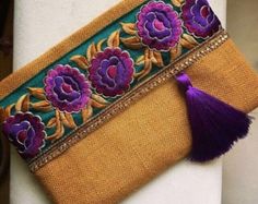 Verde Floral embrague embrague Bohemia Boho por BohoChicCollection Bohemian Clutch, Bohemian Embroidery, Purple Clutch, Boho Clutch, Ethnic Bag, Jute Fabric, Womens Bag, Floral Clutches, Bridal Clutch