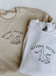 The Sitting Ducks Club Embroidered Sweatshirt 2D Crewneck Sweatshirt All Over Print Sweatshirt is the epitome of comfort and style. Designed for both men and women, this sweatshirt is a must-have addition to your wardrobe. With its unique all-over print, this sweatshirt is not your average piece of clothing. The intricate design showcases a playful and vibrant pattern of sitting ducks, making it a standout piece that will turn heads wherever you go. The attention to detail in the embroidery is i Cool Crewneck Sweatshirt, Cute Crewneck Sweatshirt Design, Ideas For Embroidery On Clothes, Embroidered Machine Ideas, Cute Embroidered Crewneck, Cute Tees For Women, Embroidery Best Friends, Cute Crew Neck Sweatshirts, T Shirt Simple Design