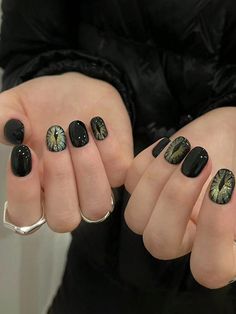 Preto  Collar   Geométrico,Simples Unhas coloridas,Unhas Nuas Embellished Black Korean Gel Nails, Cool Fake Nails, Boyish Nail Art, Fun Nail Art Short Nails, Minimalist Goth Nails, Short Black Cat Eye Nails, Nail Art Hitam Simple, Black Nail Art Short Nails, Nails Cats Eye