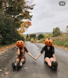 Ghost Friend Pictures, Pumpkin Best Friend Pictures, Girlfriend Halloween Photoshoot, Bestie Pumpkin Head Photoshoot, Bestie Halloween Photoshoot Ideas, Fall Photoshoot With Best Friend, Pumpkin And Ghost Photoshoot, Pumpkin Head Photo Shoot Friends