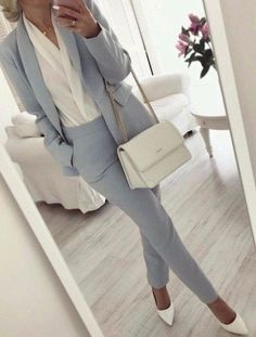 Women Suits Trends #womensuit #women #fashion #sneakers #fashionactivation #suittrend Work Outfits Frauen, Fashionable Work Outfit, Professional Work Outfit, Work Wardrobe