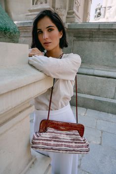 Maxi bag clutch with a feminine and versatile design. 


 Recycled textile in brown tie dye print    
Magnet closure  in brown embossed mock croc finish leather
shoulder strap
Gold-tone hardware
Cotton satin lining with zipper pocket
Made in Spain
H19.5cm x W39cm x D12cm Brown Formal Shoulder Bag For Summer, Formal Brown Shoulder Bag For Summer, Brown Clutch, Printed Magnets, Textile Bag, Zebra Design, Brown Tie, Black Tie Dye, Tie Dye Print