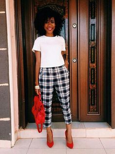 Black And White Plaid Pants Outfit, White Plaid Pants, Plaid Pants Outfit, Tartan Shoes, Chique Outfits, Red Accessories, Red Pumps, Red Bag, Inspo Outfit