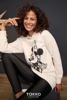 Einfach und comfy, aber niemals langweilig! Wer stimmt uns zu, dass man für Disney nie zu alt sein kann? Besonders nicht, wenn es um coole, gemütliche Kleidung geht wie beispielsweise dieser weiße Minnie Mouse Longpullover von Takko! Fitness Inspiration Body