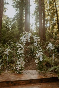 Forest wedding inspo Wedding Cake Forest, Cottage Core Wedding, Forest Fairytale, Lotr Wedding