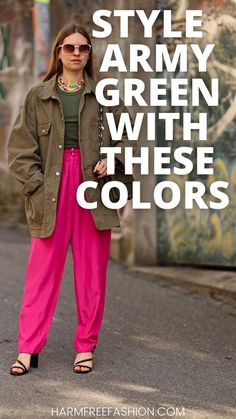 harmfree fashion models army green outfit, street style look Pink Cargo Pants Outfit Street Style, Olive Green Jacket Outfits, Olive Pants Outfit, Pink Top Outfit, Olive Green Outfit, Army Green Cargo Pants