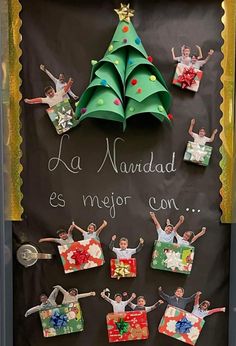 a bulletin board with christmas decorations on it and the words la mandad es mejor con