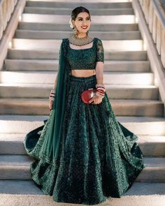 Green Lehenga Designs, Stylish Lehenga Designs, Bottle Green Lehenga, Green Bridal Lehenga, Dark Green Lehenga, Lehenga Green, Stylish Lehenga, Green Jewellery, Lehenga Pattern