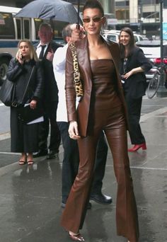 Brown Leather Pants, Fest Outfits, Bella Hadid Outfits, Bella Hadid Style, Hot Wheel, Hadid Style, Looks Street Style, Outfit Look, Fashion Weeks