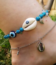 ------♥ ♥ ♥ bohomila ---- bohomian sea shell anklet ♥ Natural sea shell ♥ Seashell boho anklet 9 inch +1 inc extender chain ♥Silver plated chain and lobster claw ♥ anklet is handmade FOR MORE Anklet, check out our shophttps://www.etsy.com/shop/bohomila?ref=search_shop_redirect Thank you for looking through our shop. If you have any further questions feel free to message me! Stay beautiful lovelies. Silver Bohemian Strand Anklets, Handmade Blue Beachy Anklets, Blue Beachy Anklets For Gift, Bohemian Blue Shell-shaped Jewelry, Handmade Ocean-inspired Summer Anklets, Handmade Blue Anklets For Beach Season, Handmade Shell Anklets As Gift, Bohemian Blue Anklets For Gift, Bohemian Strand Anklet As Gift