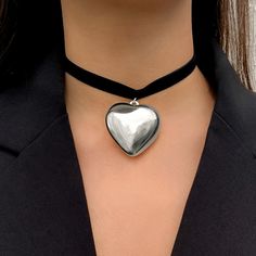 Features: Expertly crafted with soft and luxurious velvet material, this choker necklace features a big heart pendant and elegant weave design. The adjustable chain ensures a perfect fit for all. Perfect for adding a touch of glamour to any outfit, especially for the upcoming New Year celebrations. New Year Jewelry, Black Chain Necklace, Pendant Choker Necklace, Heart Choker Necklace, Friend Jewelry, Velvet Heart, Neck Accessories, Pendant Choker, Heart Choker