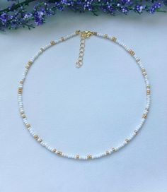 Bead Jewellery Necklaces, Beads Necklace Ideas Aesthetic, White And Gold Seed Bead Necklace, Bead Necklace Inspiration, Necklaces To Make Beaded, Cute Necklaces To Make With Beads, Sea Beaded Necklace, Tiny Beads Necklace, Everyday Beaded Necklace