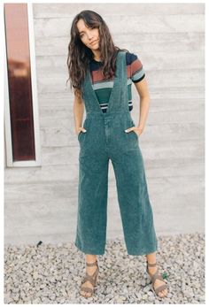 Overalls Outfit Spring, Wide Leg Jumpsuit Outfit, Overalls Outfit, Diy Vetement, Outfit 90s, Jumpsuit Outfit, Hippie Outfits, Urban Chic