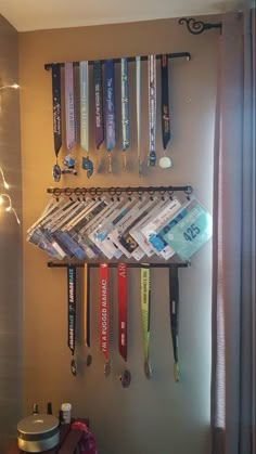 Bmx Trophy Display Ideas, Display Running Bibs, Ribbon Medal Display, Runners Bib Display, Medal Award Display, Ideas For Medals Display, Diy Race Medal Display