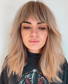 Medium Shag with Choppy Bangs Fringe Side Bangs, Side Part With Bangs, Wispy Side Bangs, Choppy Fringe, Bangs Ideas, Choppy Hairstyles, Layered Haircuts With Bangs, Long Face Shapes, Fall Hairstyles