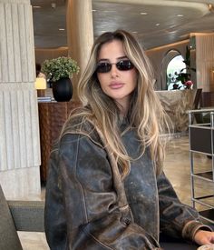 Cool Tone Blonde Balayage Brunettes, Dark Blonde Face Framing Highlights, Blonde Hair Color Ideas For Fall Winter Balayage Brunette, Bronze Blonde Balayage, Hair Day Outfit, Hannah Schonberg Hair, Blonde From Brown, Hair Trend 2025, Dark Blonde Hair Aesthetic